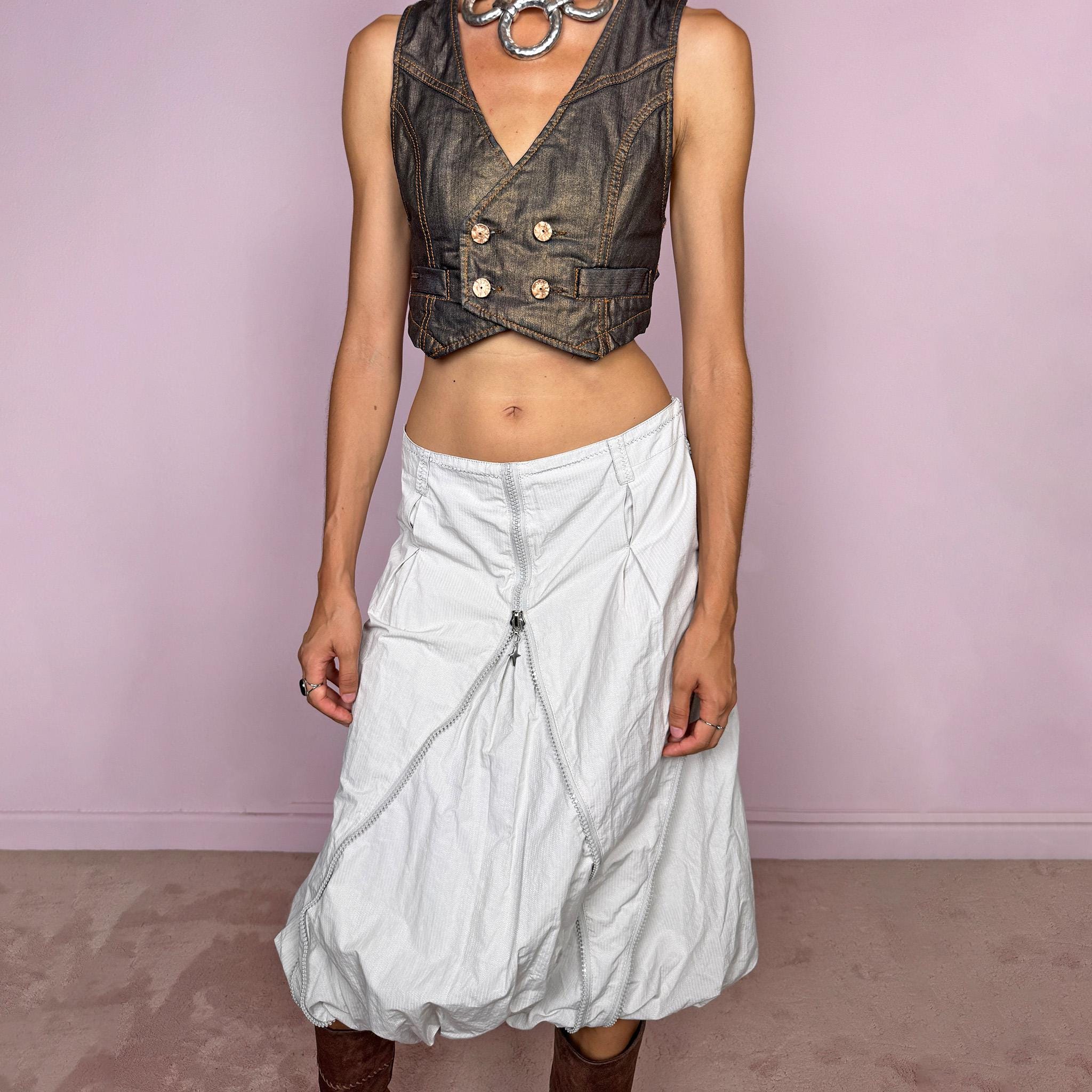 Vintage 2000s light gray midi skirt featuring a voluminous bubble silhouette with sculptural panel construction, curved seam detailing, and exposed silver-tone zippers that create a distinctive deconstructed, utility, avant-garde, futuristic look. Can be worn mid- to high-waisted for size L or lower on the waist for size M. Made by a Danish brand from a 60% cotton and 40% polyester blend with no stretch and finished with a side zip closure. Excellent vintage condition.