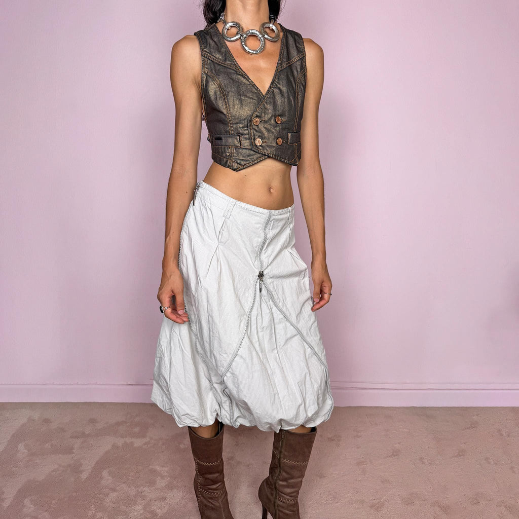 Vintage 2000s light gray midi skirt featuring a voluminous bubble silhouette with sculptural panel construction, curved seam detailing, and exposed silver-tone zippers that create a distinctive deconstructed, utility, avant-garde, futuristic look. Can be worn mid- to high-waisted for size L or lower on the waist for size M. Made by a Danish brand from a 60% cotton and 40% polyester blend with no stretch and finished with a side zip closure. Excellent vintage condition.