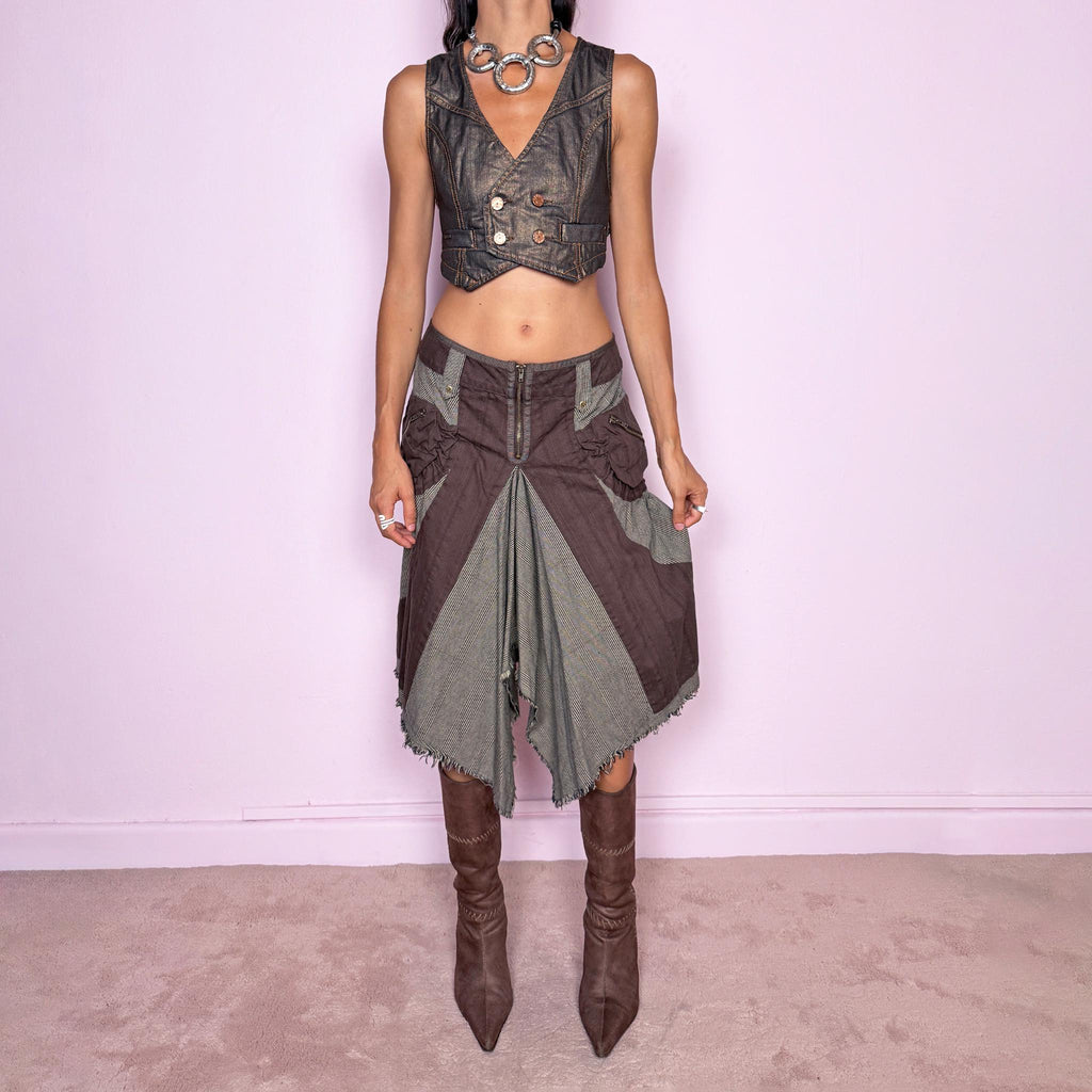 Vintage 2000s deconstructed midi skirt featuring an exposed front zip closure, contrast plaid panel inserts, utility-style pocket detailing, and dramatic asymmetric godet panels with raw frayed edges. The mix of brown and beige tones, visible construction details, and irregular hem give it a distinctly Y2K avant-garde, utilitarian aesthetic. Non-stretch. Can be worn mid-rise for size M or lower on the waist for size S. From a Dutch brand, made from 100% cotton. Excellent vintage condition.