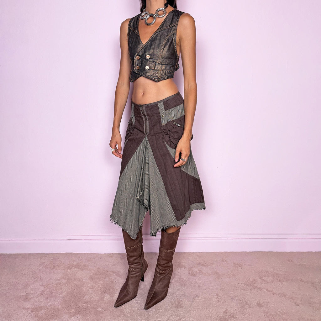 Vintage 2000s deconstructed midi skirt featuring an exposed front zip closure, contrast plaid panel inserts, utility-style pocket detailing, and dramatic asymmetric godet panels with raw frayed edges. The mix of brown and beige tones, visible construction details, and irregular hem give it a distinctly Y2K avant-garde, utilitarian aesthetic. Non-stretch. Can be worn mid-rise for size M or lower on the waist for size S. From a Dutch brand, made from 100% cotton. Excellent vintage condition.