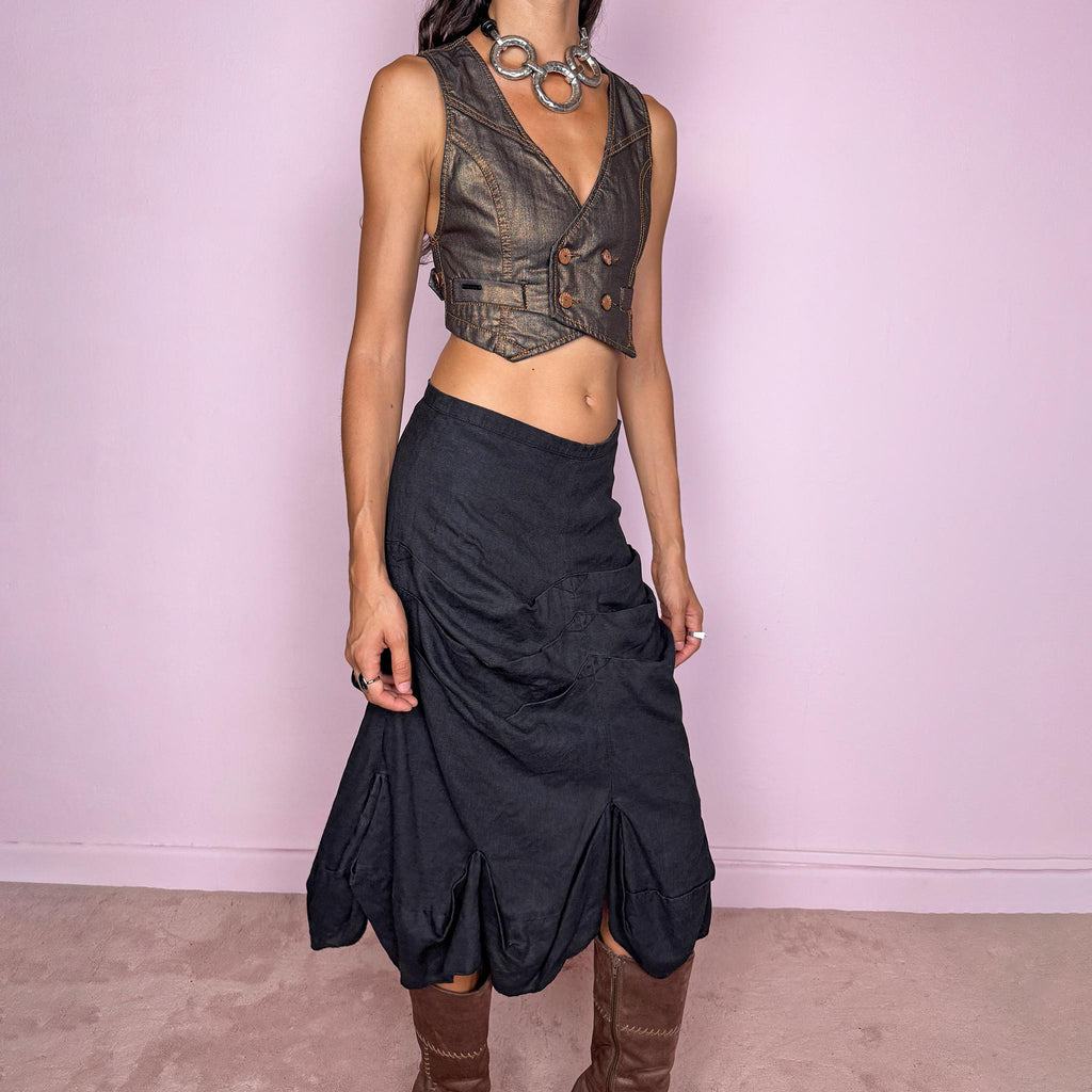 Vintage 2000s black linen midi skirt crafted from 100% linen. Featuring sculptural gathered draping through the front, curved panel construction and an irregular flared hem. The slightly faded black tone and natural linen texture give it a rustic, deconstructed avant-garde aesthetic. Non-stretch with 100% polyester lining. Can be worn mid-rise for size S or lower on the waist for size XS. From a Dutch brand. Excellent vintage condition.