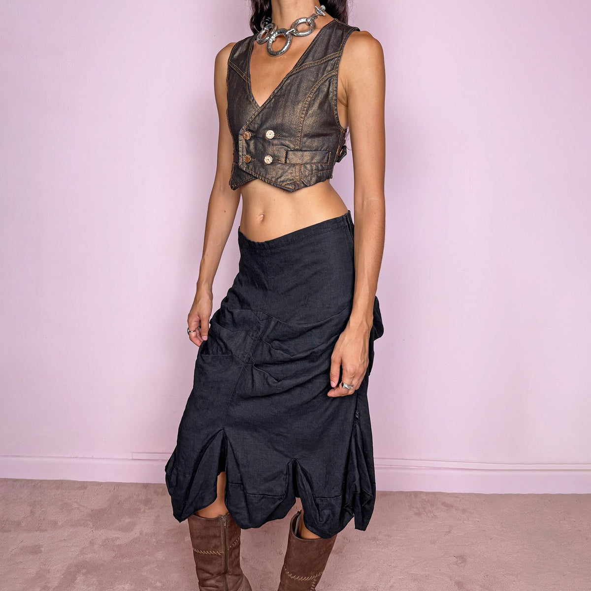 Vintage 2000s black linen midi skirt crafted from 100% linen. Featuring sculptural gathered draping through the front, curved panel construction and an irregular flared hem. The slightly faded black tone and natural linen texture give it a rustic, deconstructed avant-garde aesthetic. Non-stretch with 100% polyester lining. Can be worn mid-rise for size S or lower on the waist for size XS. From a Dutch brand. Excellent vintage condition.