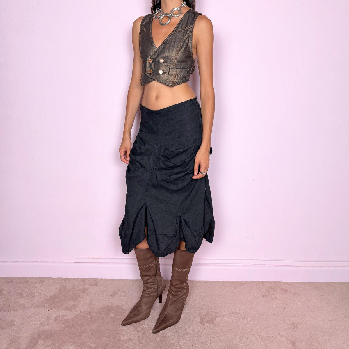 Vintage 2000s black linen midi skirt crafted from 100% linen. Featuring sculptural gathered draping through the front, curved panel construction and an irregular flared hem. The slightly faded black tone and natural linen texture give it a rustic, deconstructed avant-garde aesthetic. Non-stretch with 100% polyester lining. Can be worn mid-rise for size S or lower on the waist for size XS. From a Dutch brand. Excellent vintage condition.